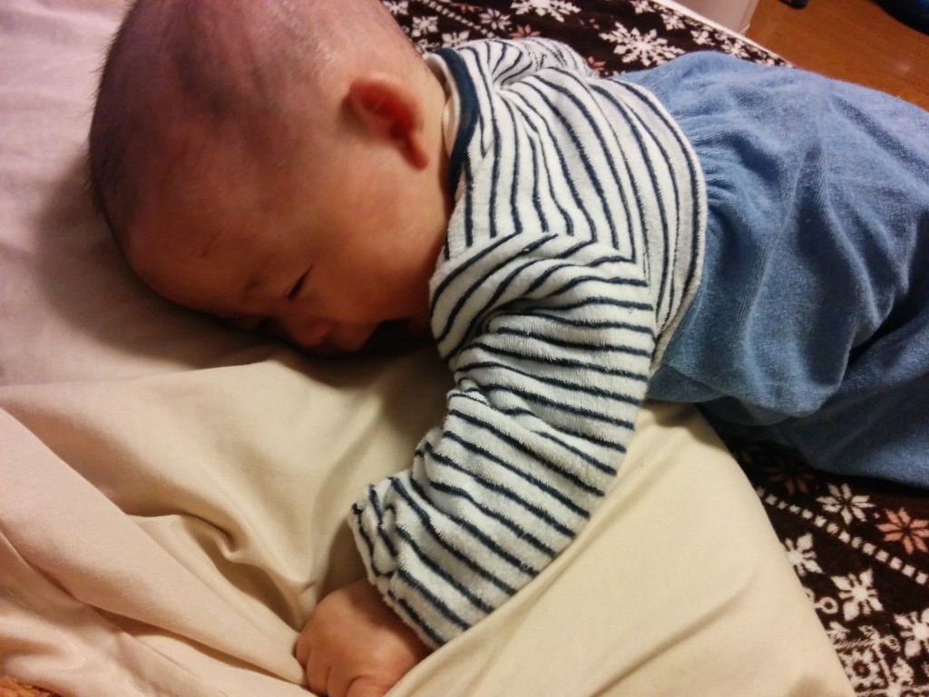 １赤ちゃん　首　すわらない　すわる　うつぶせ　４ヶ月　３ヶ月　５ヶ月